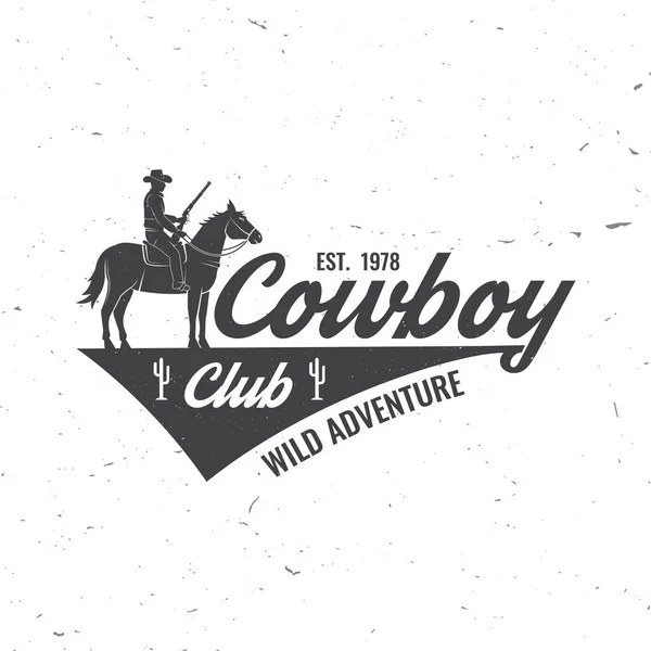 Il distintivo del Cowboy Club. Rodeo al ranch. Vettore. Concetto per camicia, logo, stampa, timbro, tee con cowboy e fucile. Design tipografico vintage con silhouette selvaggia del fucile occidentale e occidentale . — Vettoriale Stock