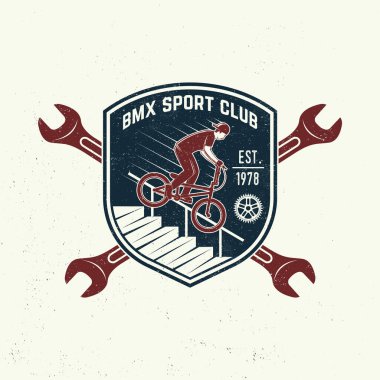 Bmx Ekstrem Spor Kulübü rozeti. Vektör. Gömlek, logo, baskı, pul, bisiklete binen adamla golf oynamak. Bmx bisikletçisi ve İngiliz anahtarı silueti ile klasik tipografi tasarımı.