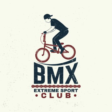 Bmx Ekstrem Spor Kulübü rozeti. Vektör. Gömlek, logo, baskı, pul, bisiklete binen adamla golf oynamak. Bmx bisikletçi silueti ile klasik tipografi tasarımı.
