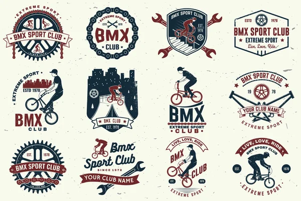 一套bmx极端运动俱乐部徽章。病媒。衬衫,标志,印刷品,邮票, T恤与男子骑自行车的概念.采用bmx自行车手、 bmx链轮和链轮轮廓的老式排版设计 — 图库矢量图片