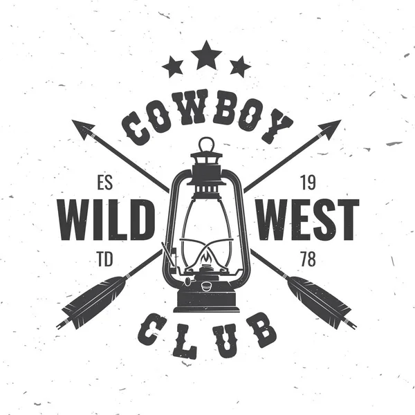 Odznak Wild West s indiánským šípem a lucernou. Vektor. Koncept trička, logo, tisk, razítko, odpaliště. Ročník typografie design s šipkou a lucernou silueta. — Stockový vektor