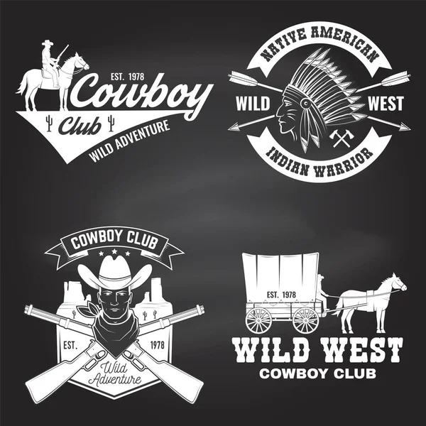 一套牛仔俱乐部徽章在黑板上。狂野的西部病媒。衬衫、标志、印刷品、邮票、牛仔T恤和有篷旅行车的概念.带有西方旅行车轮廓的老式排版设计 — 图库矢量图片