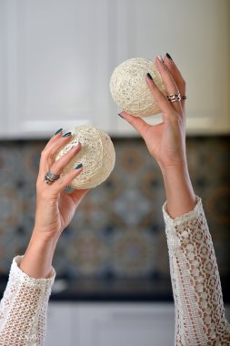 Eller eller örme topları tutan manikür ile.