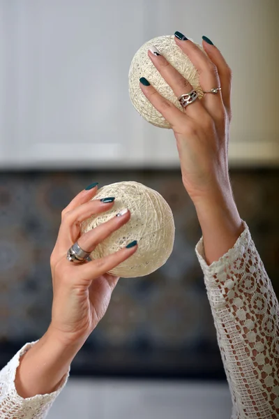 Mãos femininas com manicure segurando as mãos bolas de malha . — Fotografia de Stock