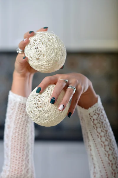 Vrouwelijke handen met manicure houden handen gebreide ballen. — Stockfoto