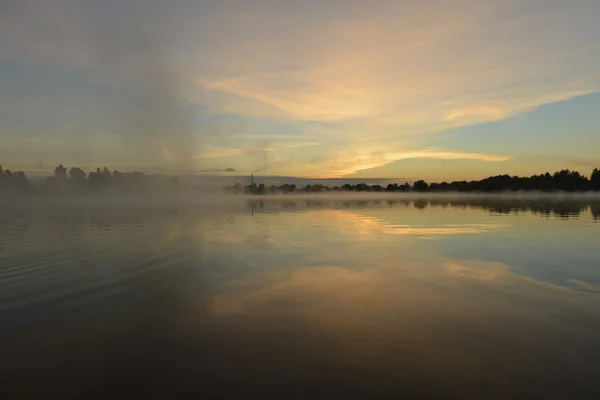 Paesaggio mattutino. Nebbia sul fiume . — Foto Stock