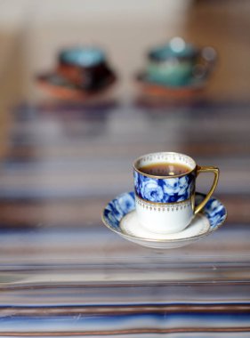 Cam masa lezzetli kokulu kahve maliyetlerinde ile bir fincan.