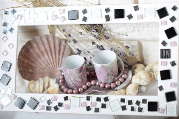 Café. Copos de café feitos à mão. Bando de lavanda, conchas. O estilo mediterrânico . — Fotografia de Stock