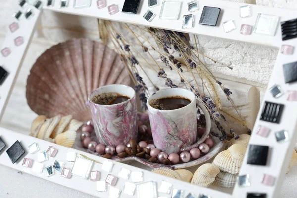 Café. Copos de café feitos à mão. Bando de lavanda, conchas. O estilo mediterrânico . — Fotografia de Stock