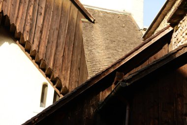 Sokak. Sokak Avrupa. Şehir manzarası. Pencere. Ahşap çatı.