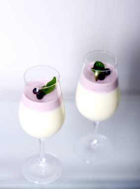 Panna cotta gözlük içine.