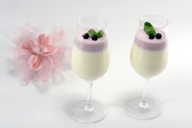 Pannacotta gözlük içine. Lezzetli bir tatlı tatlı.