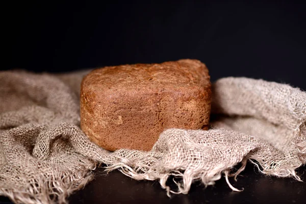 Pão fresco assado é perfumado em toalhas de mesa de linho . Imagens De Bancos De Imagens