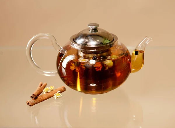  Çay papatya ve tarçın ile.
