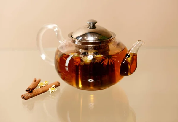  Çay papatya ve tarçın ile.