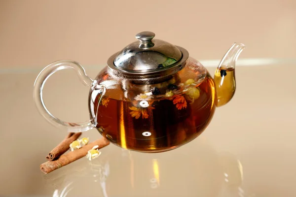 Té con manzanilla y canela . — Foto de Stock