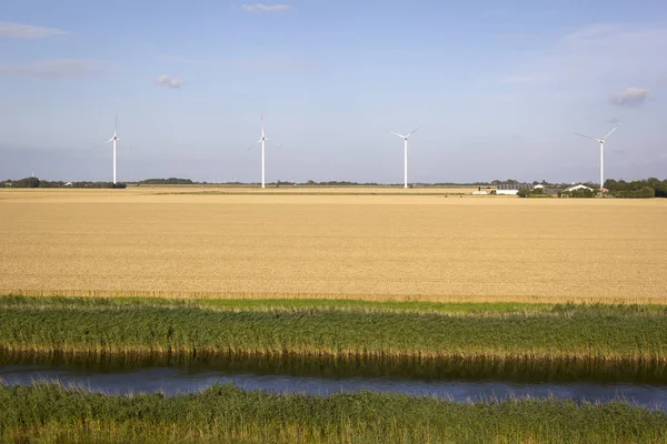 Um exemplo de energia renovável produzida com turbinas eólicas — Fotografia de Stock