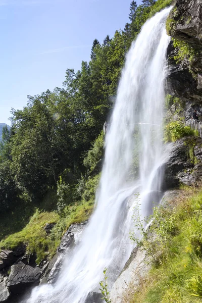 Steinsdalsfossen, Hordal 'ın Steine kasabasındaki bir şelaledir.