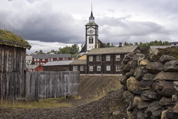 A bányaváros Roros, Norvégia, sok faházak — Stock Fotó