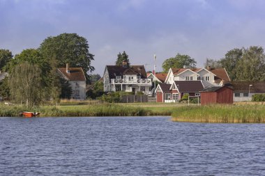 Baltık Denizi yakınlarında küçük ama tipik bir İsveç köyü manzarası