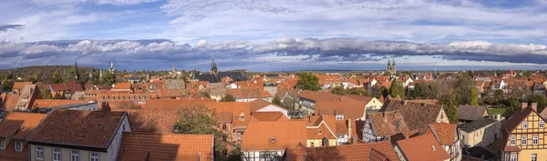 Vista panorámica del hermoso casco antiguo de Quedlinburg — Foto de Stock