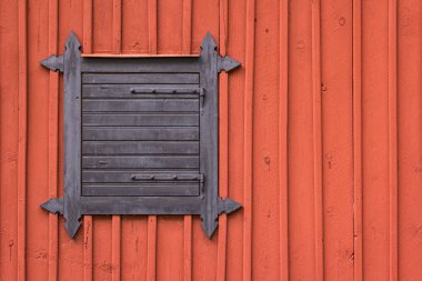 İskandinavya 'da tipik kırmızı boyalı ahşap, kapalı rüzgarlı ev.