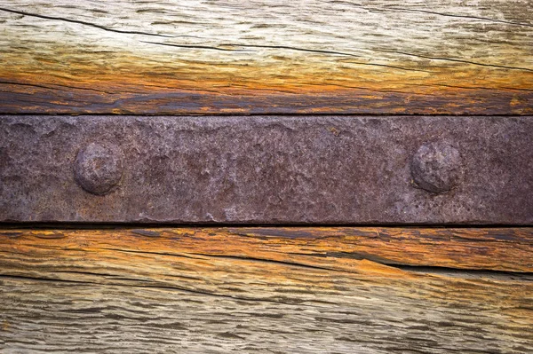 Detail van een grote houten poort met roestige ijzeren beslag. — Stockfoto