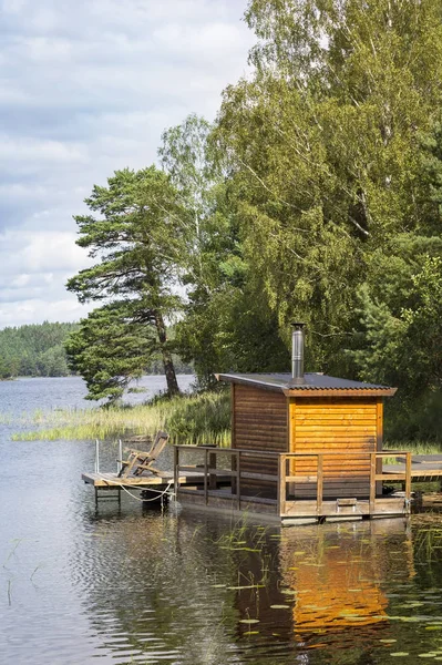 Vista de una pequeña sauna junto a un lago, en un embarcadero . — Foto de Stock