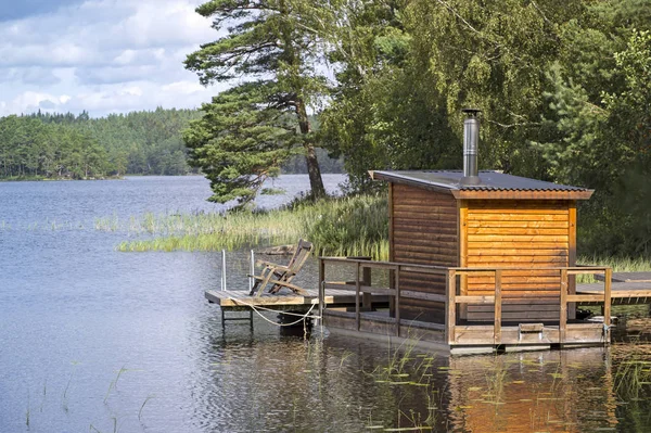 Göl kenarında küçük bir sauna manzarası, rıhtımda..
