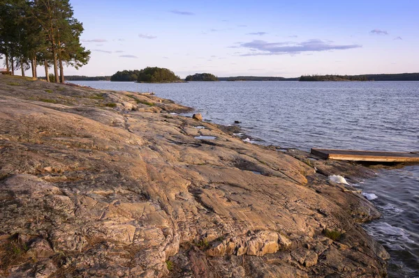 Puesta de sol en una pequeña bahía en medio del archipiélago sueco — Foto de Stock