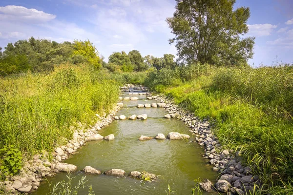 Nehir kıyısında uzun bir balık merdiveni Havel, Brandenburg, Almanya