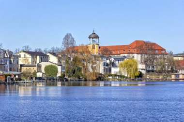 Bahar mevsiminde Havel Nehri 'nin nehir kıyısında güneşli bir günde Potsdam' a (Almanya) bakın. Potsdam deniz kıyısında bir şehirdir. Potsdam, Almanya 'nın Brandenburg eyaletinin başkentidir..