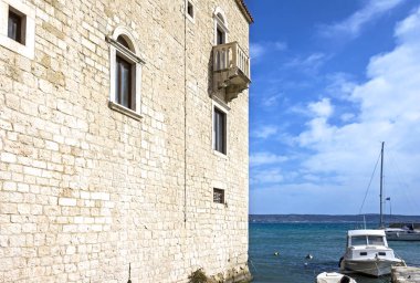 Adriyatik Denizi 'ne bakan Akdeniz, Split yakınlarındaki küçük bir liman kasabasında.