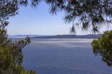 Split yakınlarındaki dağ ve plajmanzarası, Adriyatik Denizi, Hırvatistan.