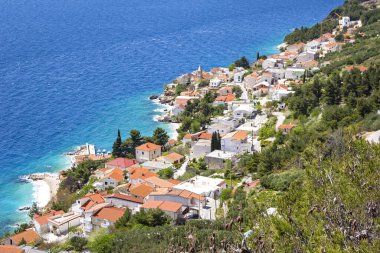 Adriyatik kıyısında, Split yakınlarındaki küçük bir köye bakan, Damlmatien, Hırvatistan.