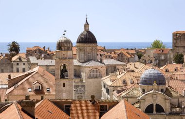 Ortaçağ şehrinin bazı kısımlarında Dubrovnik kalesinden manzara. İnsan şehrin surları üzerinde yürüyebiliyor. Burada çok turist var. Bunun eski evlerin çatıları ve kubbeli kiliselerin manzarası çok ilginç..