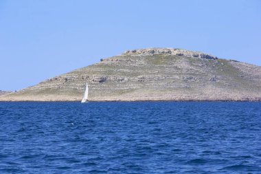 Kornati Adaları, Hırvatistan 'ın Adriyatik kıyısında yaklaşık 100 seyrek bitkisel adaya sahip bir takımada. Tipik bir karst arazisi. Takımadanın güneyinde 89 ada ve çevreleyen deniz bir Nationa olarak ilan edildi.