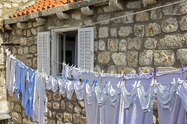 Hırvatistan 'ın Dubrovnik kentindeki çamaşırhane askıya alındı. Eski şehirlerde tipik bir durum