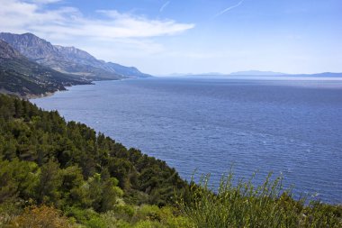 Split yakınlarındaki dağ ve plajmanzarası, Adriyatik Denizi, Hırvatistan.