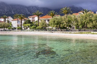 Küçük deniz kenarı kasabası Orebic 'in karşısında, Peljesac yarımadasında. Arka planda, yarımadanın en yüksek dağı görülebilir. Sadece bir fırtına kopuyor..
