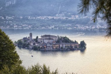 San Giulio Adası (İtalyanca: Isola di San Giulio). Ada İtalya 'nın kuzeybatısındaki Piedmont, Orta Gölü' nde yer almaktadır..