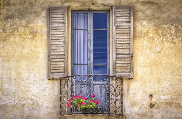 Widok Piękne Stare Okno Włoskiej Wiosce Piemont — Zdjęcie stockowe