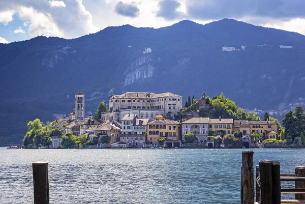 Akşam Isola San Giulio Adası (İtalyanca: Isola di San Giulio) 'ya bakın. Ada İtalya 'nın kuzeybatısındaki Piedmont, Orta Gölü' nde yer almaktadır..