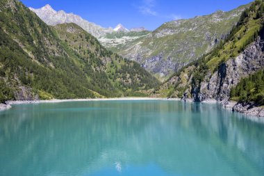 Güzel Alpe dei Cavalli gölüne bakın. İtalya 'nın Antronapiana kenti yakınlarındaki Loranco deresinde bulunan Alpe Cavalli Barajı, 1922 ve 1926 yılları arasında inşa edilmiştir. Bugün göl antik bir buzul gölünün havzasında yer almaktadır..