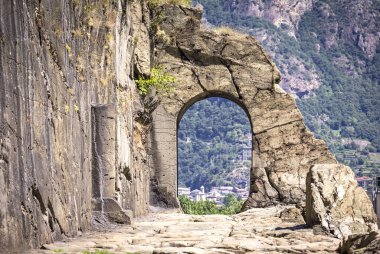 Galyalılara giden Roma yolu ve İtalya 'nın Aosta Vadisi' ndeki kemeri. Roma 'yı Vadi' ye bağlamak için inşa edilen Galya konsolosluk yolu Donnas bölgesinin en karakteristik noktalarından birine sahiptir. Yolun kaldırımlarında hala kırışıklıkları görebilirsiniz.