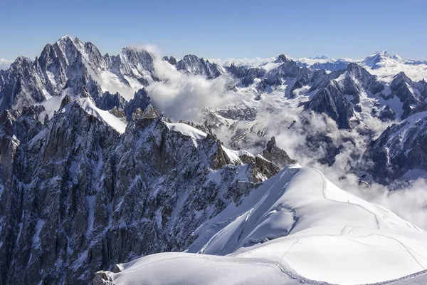 フランスのオート サヴォワとイタリアのアオスタ バレーの境界にあるモンブラン大聖堂の山であるグラン ジョラスをご覧ください — ストック写真