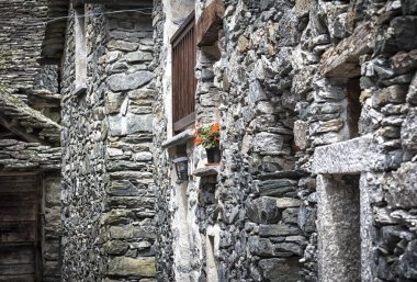 Rovesca köyünde küçük bir ara sokağa bakıyorum. Antrona Vadisi 'nde. Ticino ve kuzey Piedmont 'un tipik taş evleri..