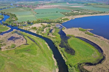 Havel nehrinin manzarasına yukarıdan bak. Bu hava manzarasında suyu, çayırları, tarlaları ve Brandenburg 'da küçük bir köyü görebilirsiniz..