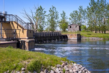 Tarihi bir Weir sistemine bakıyorum. Arka planda bir sıra kavak ağacı var. Havelland, Brandenburg 'da görülmüş..