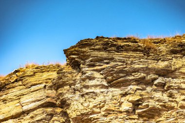 Mavi gökyüzüne karşı yükselen taş